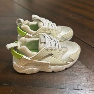 Nike Kids Sneakers in Cream and Neon Green